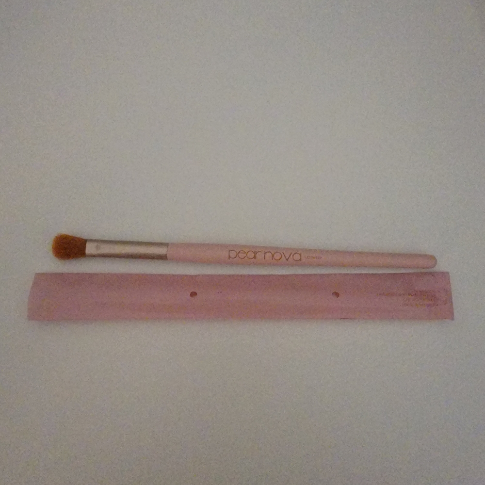 Pear Nova Pink Lid Sweep Brush